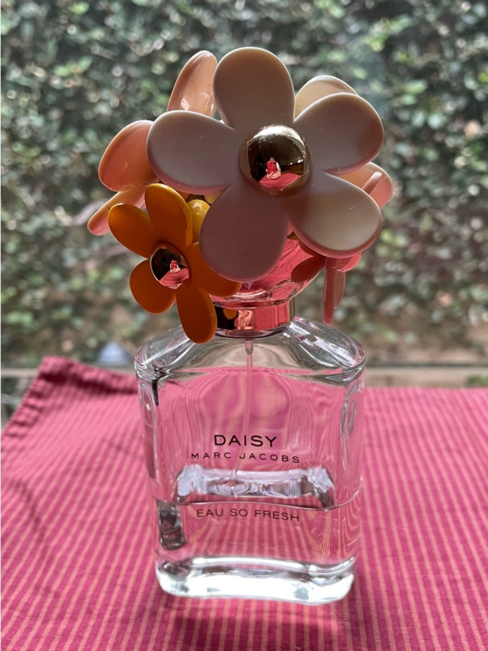 Marc Jacobs Daisy Perfume Bottle with Pink and Yellow Floral Cap 75Ml 2.5 Fl Oz - Picture 8 of 8
